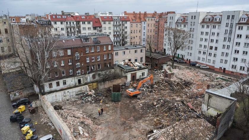 Prace rozbiórkowe starej zabudowy przy ul. Traugutta. W tym miejscu powstanie nowy budynek mieszkalno-biurowy