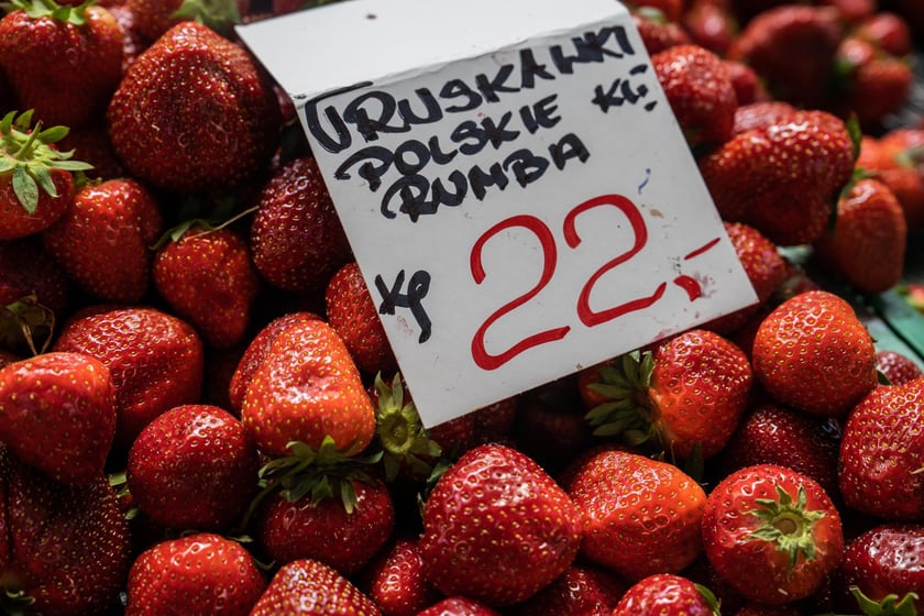 Cena polskich truskawek na stoisku w Hali Targowej