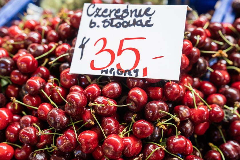 Cena czereśni z Węgier na stoisku w Hali Targowej