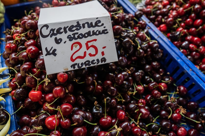 Cena czereśni z Turcji na stoisku w Hali Targowej
