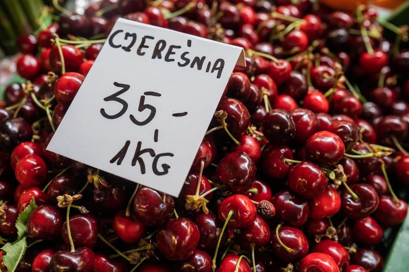 Cena czereśni na stoisku w Hali Targowej