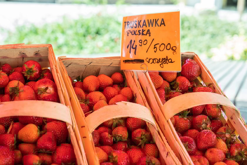 Truskawki na stoisku u zbiegu Kuźniczej i Kotlarskiej&nbsp;