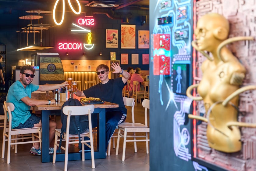 Wnętrze i klienci Vegan AF Ramen przy ul. Oławskiej