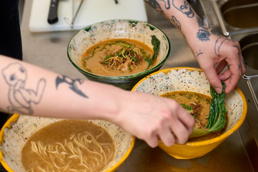 Ramen serwowany w Vegan AF Ramen przy ul. Oławskiej