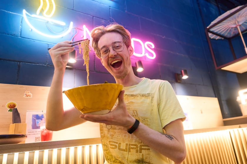 Gość Vegan AF Ramen przy ul. Oławskiej z miską ramenu