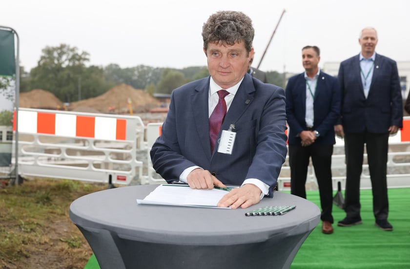 Uroczystość wkopania kamienia węgielnego pod  budowę fabryki Solventum we Wrocławiu.