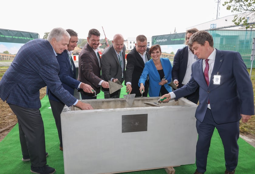Uroczystość wkopania kamienia węgielnego pod  budowę fabryki Solventum we Wrocławiu.