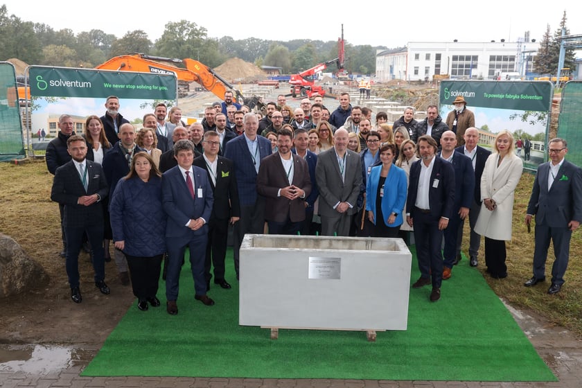 Uroczystość wkopania kamienia węgielnego pod  budowę fabryki Solventum we Wrocławiu.