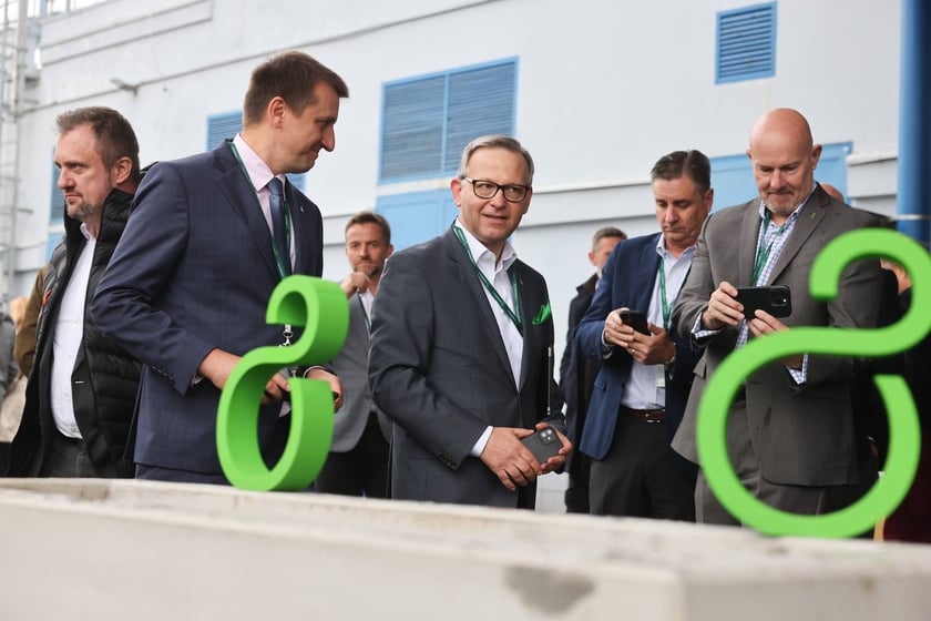 Uroczystość wkopania kamienia węgielnego pod  budowę fabryki Solventum we Wrocławiu.