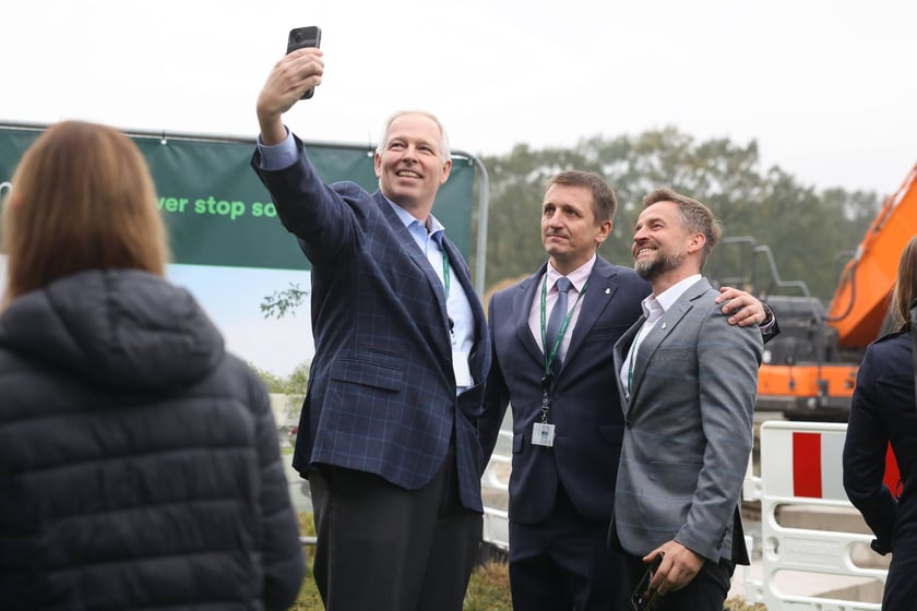 Uroczystość wkopania kamienia węgielnego pod  budowę fabryki Solventum we Wrocławiu.