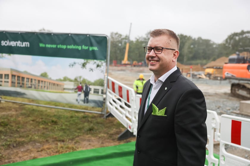 Uroczystość wkopania kamienia węgielnego pod  budowę fabryki Solventum we Wrocławiu.