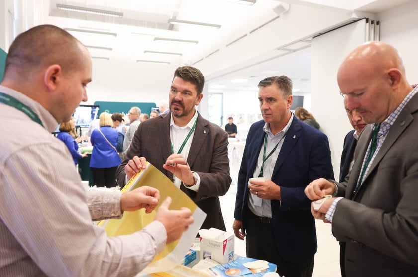 Uroczystość wkopania kamienia węgielnego pod  budowę fabryki Solventum we Wrocławiu.