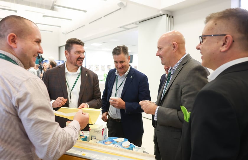 Uroczystość wkopania kamienia węgielnego pod  budowę fabryki Solventum we Wrocławiu.