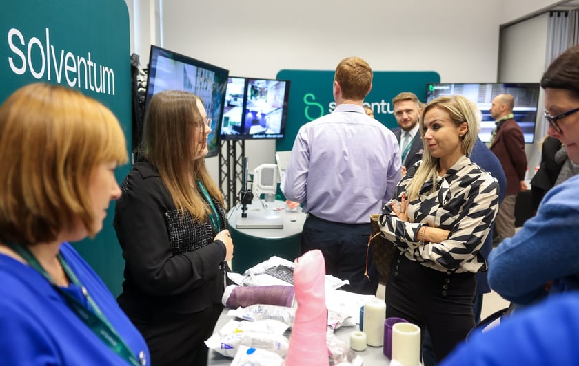 Uroczystość wkopania kamienia węgielnego pod  budowę fabryki Solventum we Wrocławiu.