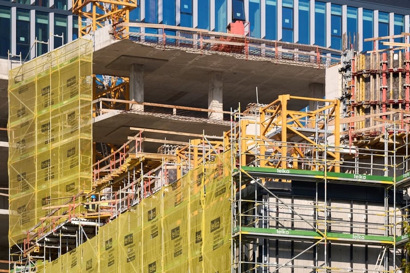Wysoka liczba mieszkań w ofercie wrocławskich deweloper&oacute;w sięgająca blisko 8,5 tysiąca lokali, chwilowa stabilizacja cen, a także dalsze prognozy wzrostu wynagrodzeń mogą być właśnie najlepszym momentem na zakup wymarzonego mieszkania dla os&oacute;b, kt&oacute;re są w stanie zaciągnąć kredyt hipoteczny przy aktualnym i historycznie wysokim oprocentowaniu oraz tych gotowych kupić lokum za got&oacute;wkę.
