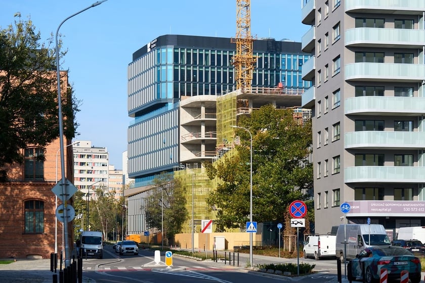 Niestety we Wrocławiu sukcesywnie kurczy się pula najtańszych mieszkań. W grudniu 2023 roku 14% oferty lokalnych deweloperów stanowiły mieszkania z ceną do 10 tys. zł/mkw. Pod koniec 2024 roku takie lokale stanowiły zaledwie 3%.