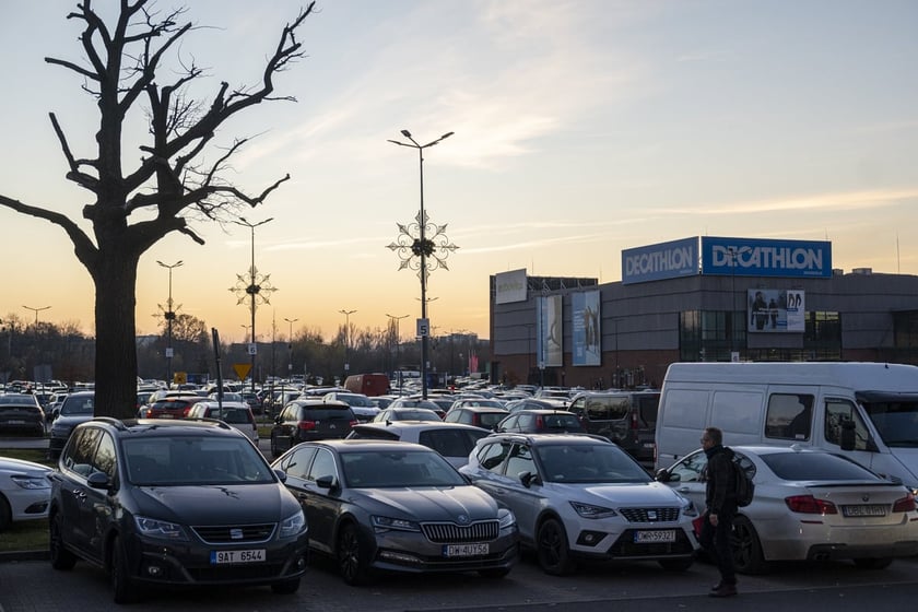Kobiety, mężczyźni, dzieci w centrach handlowych. Niedziela handlowa 2025. Kiedy wypadają niedziele handlowe w 2025 roku?