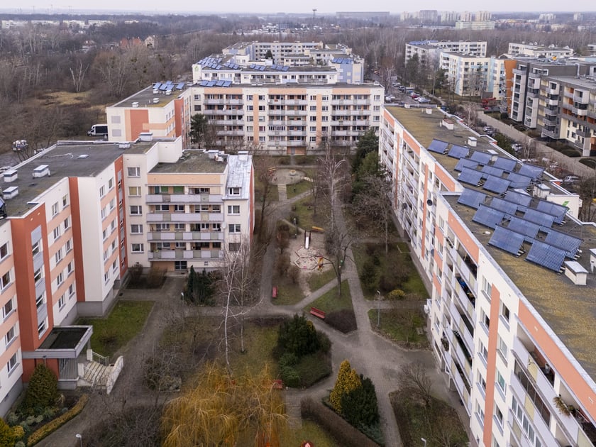Kolektory słoneczne na budynkach Spółdzielni Mieszkaniowej "Szóstka"
