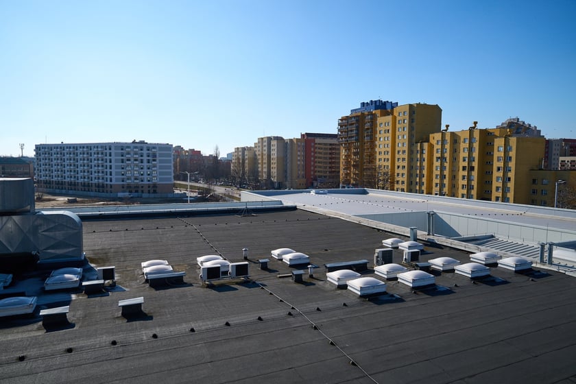 Luty 2025 r. Nowe lokale usługowe, hala sportowa, większy parking i instalacja fotowoltaiczna – Centrum Handlowe Astra na Gądowie właśnie kończy kilkuletni remont.