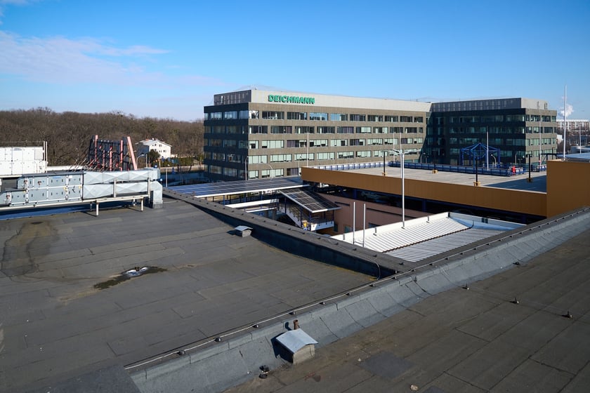 Luty 2025 r. Nowe lokale usługowe, hala sportowa, większy parking i instalacja fotowoltaiczna – Centrum Handlowe Astra na Gądowie właśnie kończy kilkuletni remont.