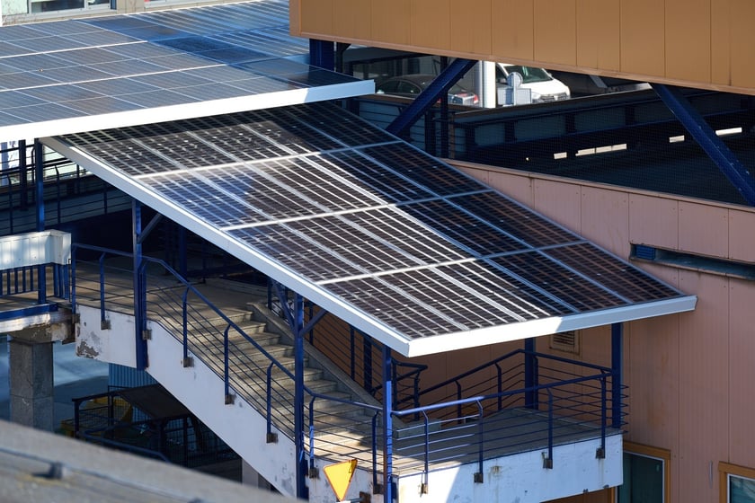 Luty 2025 r. Nowe lokale usługowe, hala sportowa, większy parking i instalacja fotowoltaiczna – Centrum Handlowe Astra na Gądowie właśnie kończy kilkuletni remont.