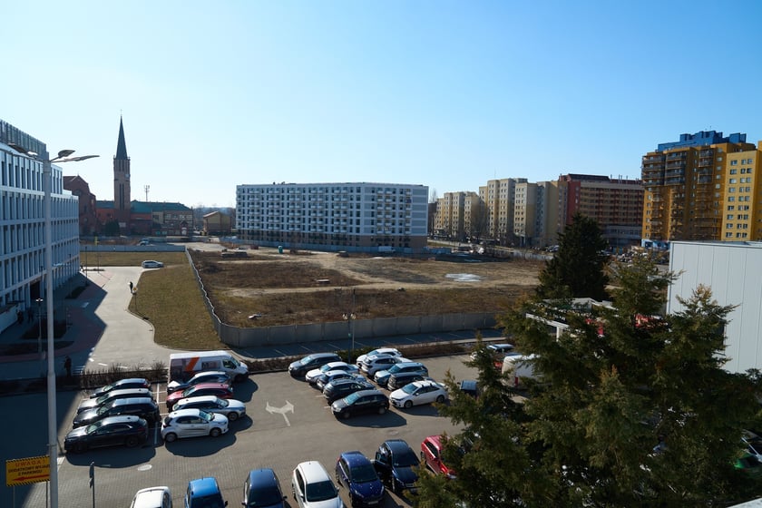 Luty 2025 r. Nowe lokale usługowe, hala sportowa, większy parking i instalacja fotowoltaiczna – Centrum Handlowe Astra na Gądowie właśnie kończy kilkuletni remont.
