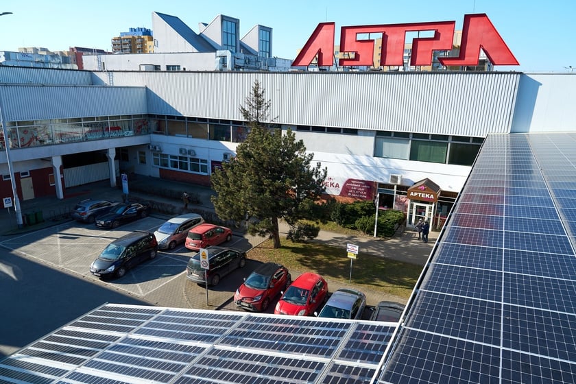 Luty 2025 r. Nowe lokale usługowe, hala sportowa, większy parking i instalacja fotowoltaiczna – Centrum Handlowe Astra na Gądowie właśnie kończy kilkuletni remont.