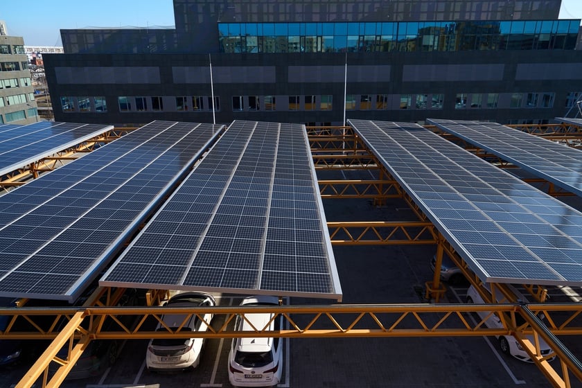 Luty 2025 r. Nowe lokale usługowe, hala sportowa, większy parking i instalacja fotowoltaiczna – Centrum Handlowe Astra na Gądowie właśnie kończy kilkuletni remont.