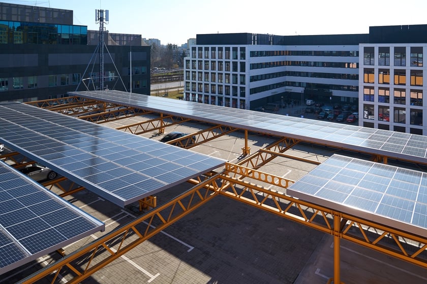 Luty 2025 r. Nowe lokale usługowe, hala sportowa, większy parking i instalacja fotowoltaiczna – Centrum Handlowe Astra na Gądowie właśnie kończy kilkuletni remont.