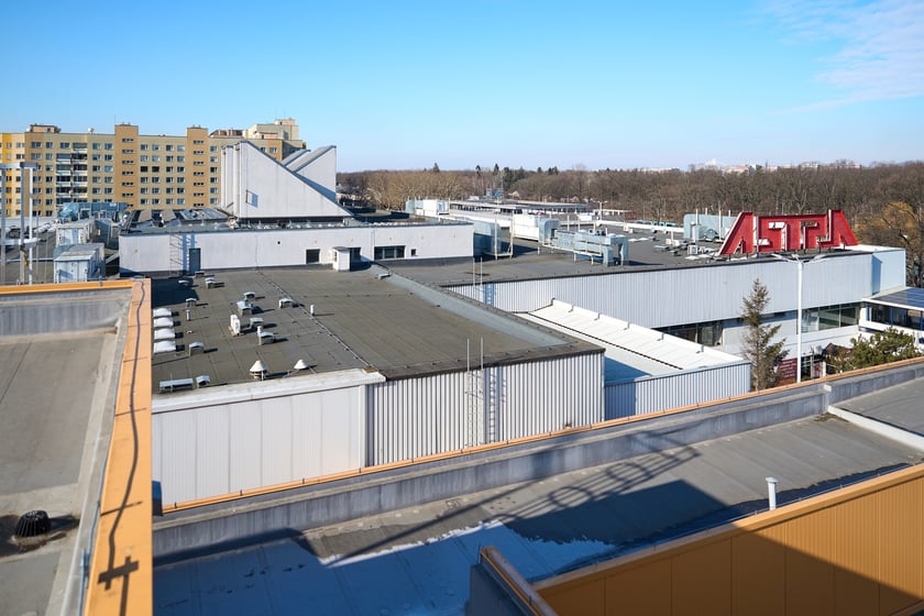 Luty 2025 r. Nowe lokale usługowe, hala sportowa, większy parking i instalacja fotowoltaiczna – Centrum Handlowe Astra na Gądowie właśnie kończy kilkuletni remont.