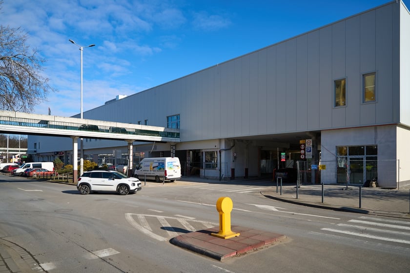 Luty 2025 r. Nowe lokale usługowe, hala sportowa, większy parking i instalacja fotowoltaiczna – Centrum Handlowe Astra na Gądowie właśnie kończy kilkuletni remont.