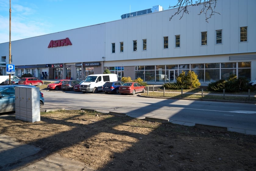 Luty 2025 r. Nowe lokale usługowe, hala sportowa, większy parking i instalacja fotowoltaiczna – Centrum Handlowe Astra na Gądowie właśnie kończy kilkuletni remont.