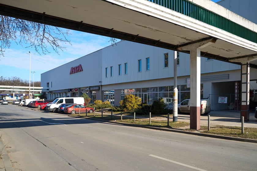 Luty 2025 r. Nowe lokale usługowe, hala sportowa, większy parking i instalacja fotowoltaiczna – Centrum Handlowe Astra na Gądowie właśnie kończy kilkuletni remont.