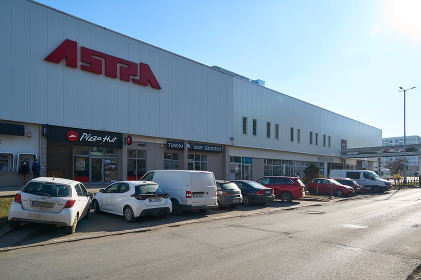 Luty 2025 r. Nowe lokale usługowe, hala sportowa, większy parking i instalacja fotowoltaiczna – Centrum Handlowe Astra na Gądowie właśnie kończy kilkuletni remont.