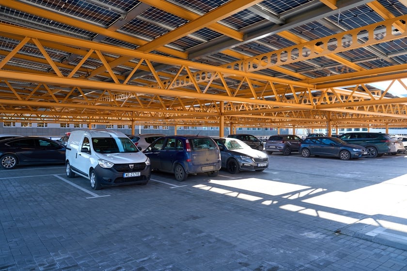 Luty 2025 r. Nowe lokale usługowe, hala sportowa, większy parking i instalacja fotowoltaiczna – Centrum Handlowe Astra na Gądowie właśnie kończy kilkuletni remont.