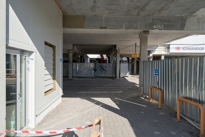 Luty 2025 r. Nowe lokale usługowe, hala sportowa, większy parking i instalacja fotowoltaiczna – Centrum Handlowe Astra na Gądowie właśnie kończy kilkuletni remont.
