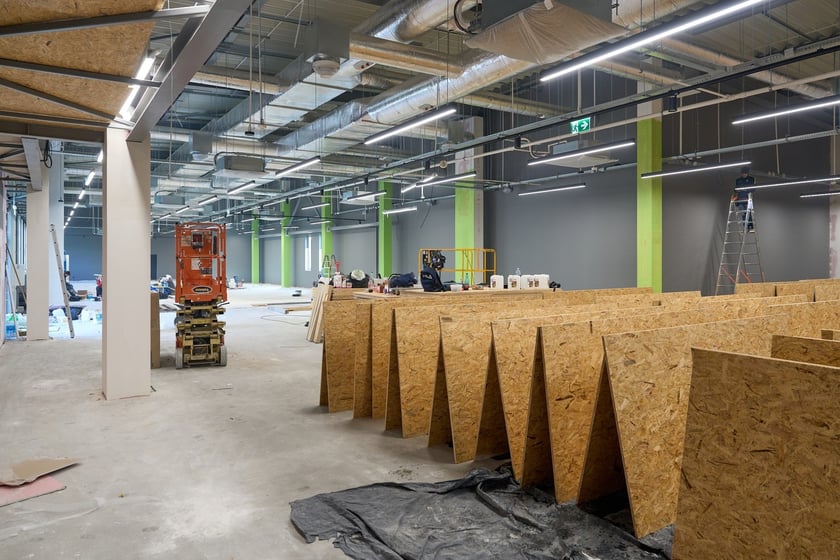 Luty 2025 r. Nowe lokale usługowe, hala sportowa, większy parking i instalacja fotowoltaiczna – Centrum Handlowe Astra na Gądowie właśnie kończy kilkuletni remont.