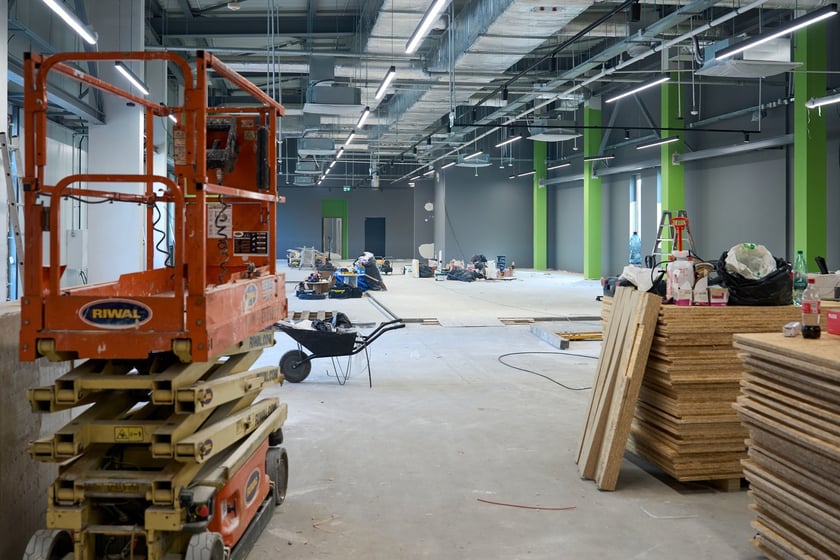 Luty 2025 r. Nowe lokale usługowe, hala sportowa, większy parking i instalacja fotowoltaiczna – Centrum Handlowe Astra na Gądowie właśnie kończy kilkuletni remont.