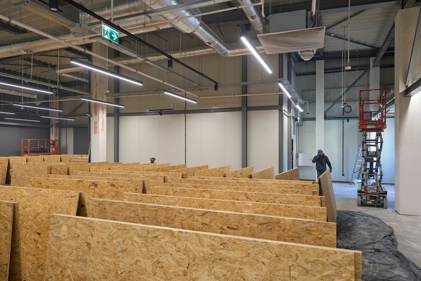 Luty 2025 r. Nowe lokale usługowe, hala sportowa, większy parking i instalacja fotowoltaiczna – Centrum Handlowe Astra na Gądowie właśnie kończy kilkuletni remont.