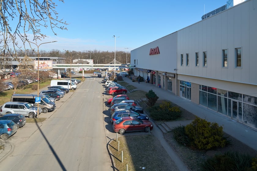 Luty 2025 r. Nowe lokale usługowe, hala sportowa, większy parking i instalacja fotowoltaiczna – Centrum Handlowe Astra na Gądowie właśnie kończy kilkuletni remont.
