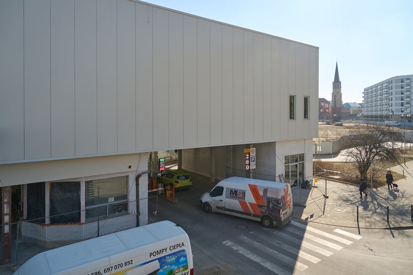 Luty 2025 r. Nowe lokale usługowe, hala sportowa, większy parking i instalacja fotowoltaiczna – Centrum Handlowe Astra na Gądowie właśnie kończy kilkuletni remont.