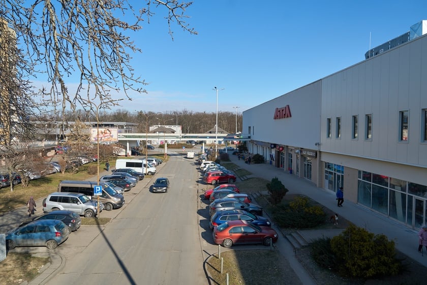 Luty 2025 r. Nowe lokale usługowe, hala sportowa, większy parking i instalacja fotowoltaiczna – Centrum Handlowe Astra na Gądowie właśnie kończy kilkuletni remont.