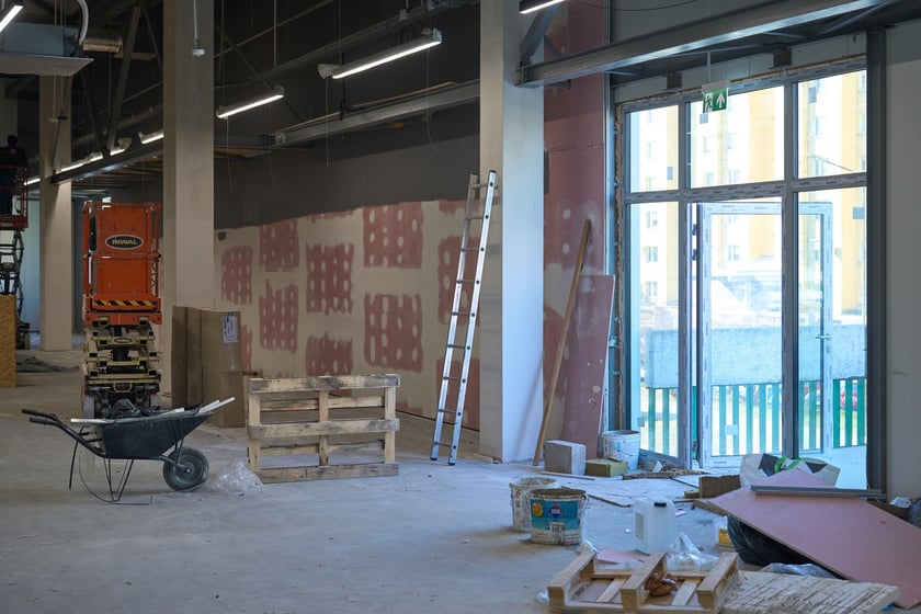 Luty 2025 r. Nowe lokale usługowe, hala sportowa, większy parking i instalacja fotowoltaiczna – Centrum Handlowe Astra na Gądowie właśnie kończy kilkuletni remont.