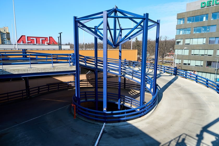 Luty 2025 r. Nowe lokale usługowe, hala sportowa, większy parking i instalacja fotowoltaiczna – Centrum Handlowe Astra na Gądowie właśnie kończy kilkuletni remont.