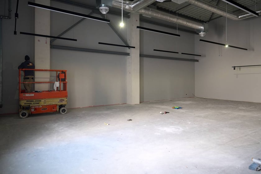 Luty 2025 r. Nowe lokale usługowe, hala sportowa, większy parking i instalacja fotowoltaiczna – Centrum Handlowe Astra na Gądowie właśnie kończy kilkuletni remont.