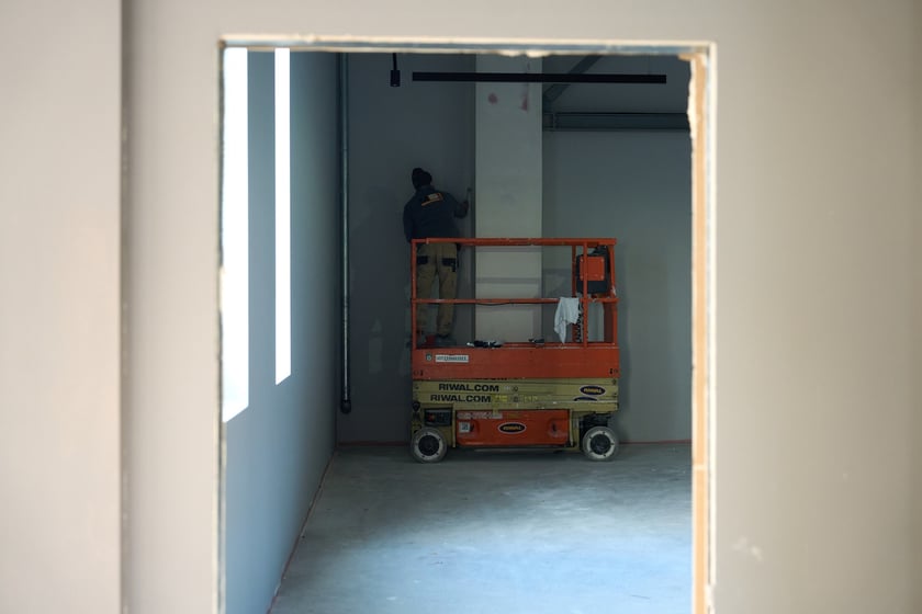 Luty 2025 r. Nowe lokale usługowe, hala sportowa, większy parking i instalacja fotowoltaiczna – Centrum Handlowe Astra na Gądowie właśnie kończy kilkuletni remont.
