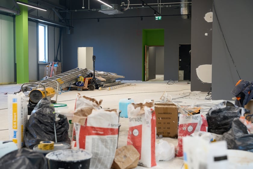Luty 2025 r. Nowe lokale usługowe, hala sportowa, większy parking i instalacja fotowoltaiczna – Centrum Handlowe Astra na Gądowie właśnie kończy kilkuletni remont.