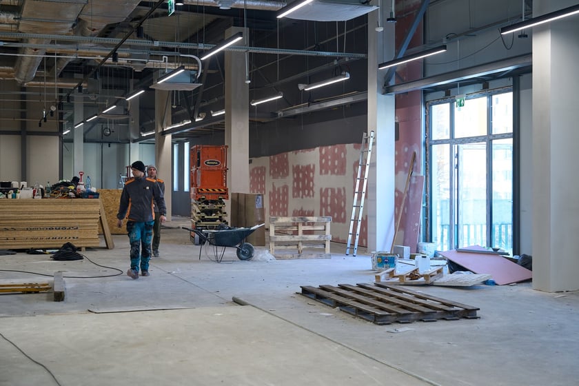 Luty 2025 r. Nowe lokale usługowe, hala sportowa, większy parking i instalacja fotowoltaiczna – Centrum Handlowe Astra na Gądowie właśnie kończy kilkuletni remont.