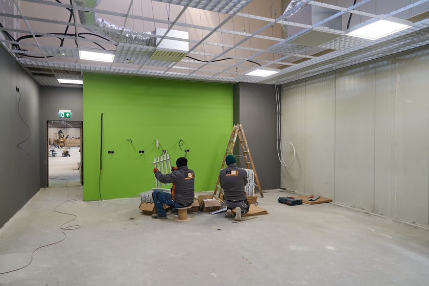 Luty 2025 r. Nowe lokale usługowe, hala sportowa, większy parking i instalacja fotowoltaiczna – Centrum Handlowe Astra na Gądowie właśnie kończy kilkuletni remont.