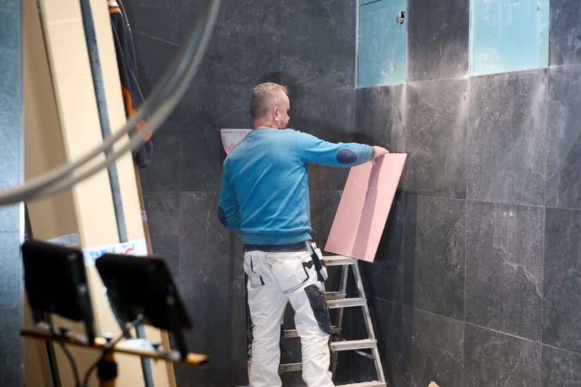 Luty 2025 r. Nowe lokale usługowe, hala sportowa, większy parking i instalacja fotowoltaiczna – Centrum Handlowe Astra na Gądowie właśnie kończy kilkuletni remont.